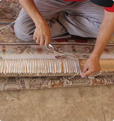 ریشه ی فرش یکی قسمت های مهم فرش در زیبایی و ظاهر فرش می باشد . یکی از دغدغه های افراد برای شستشوی فرش ازبین رفتن ریشه های فرششان در شستشو و به مرور زمان می باشد.